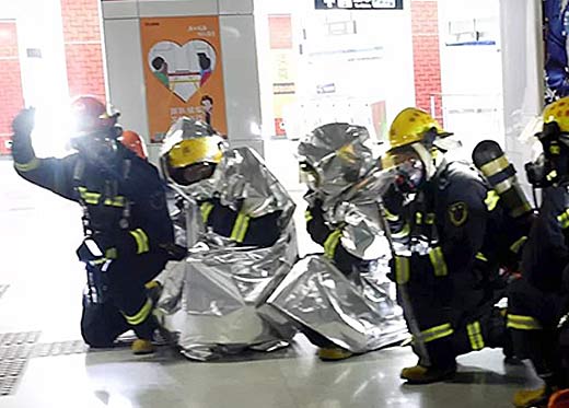 降溫背心以及耐高溫隔熱鬥篷亮相合（hé）肥（féi）消防地鐵滅火救援演練