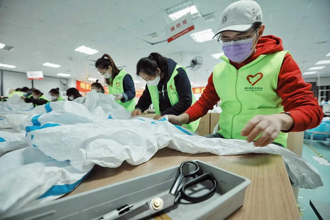 這些“守（shǒu）護者”們在上海妖精影院幹了件大（dà）事！——20天，750人次，經手近4萬件防護服！
